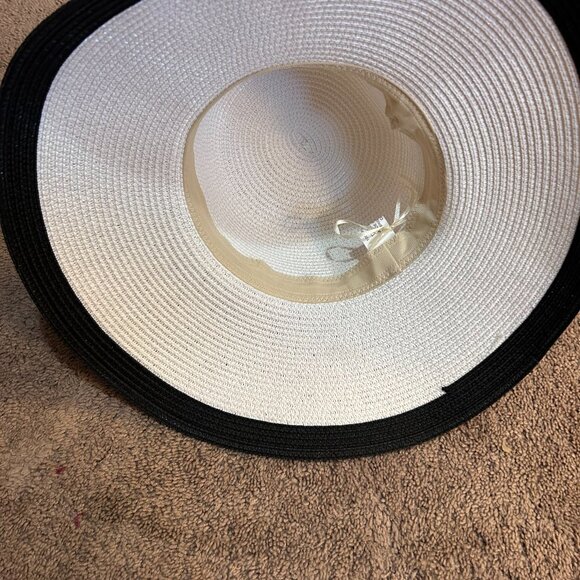 Black and White Polka Dot Straw hat - Picture 4 of 4